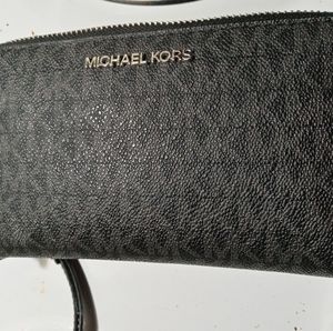 Black Michael Kors Women Jet Set Travel with phone holder.
